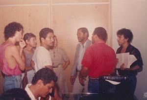 Foto tirada na prefeitura de Maceió. Aguinaldo e seus colegas estavam protocolando um abaixo assinado reivindicando moradia para o bairro do Bom Parto. Na foto estão presentes, Aguinaldo, dois funcionários da prefeitura, Irmã Elionara, Reginaldo (membro do  grupo pastoral), Ivonete (ex -moradora do Bom parto e membro do grupo  liberdade), Alan (irmão do Aguinaldo e membro do grupo liberdade).