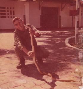 Aguinaldo e a sua  cobra Lolita, relatou que aos finais de semana a levava para casa. Quando a encontrou, estava de serviço e deitou-se na porta de um paiol de munição, acordou com a cobra perto dele e passou a criá-la ao perceber que não era venenosa.