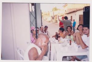 Reunião familiar e de vizinhos na garagem da casa dos pais de Andrea, na rua Carteiro João Firmino, 114, Bebedouro. O esposo de Andrea está na foto com chapéu azul ao fundo.