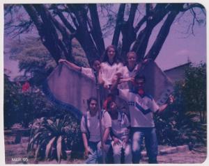 Fotos de amigos no monumento de Princípios do Colégio Bom  Conselho, foto tirada pela própria Andrea