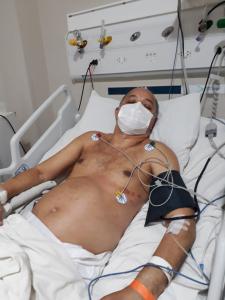 Ricardo na cama do hospital após sofrer um infarto no momento da mudança de sua casa no Pinheiro.