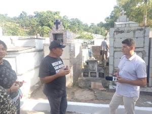 José Balbino se preparando para mais uma entrevista no dia de finados, com o repórter Nick Marone, da TV Gazeta, no Cemitério Santo Antônio, Bebedouro,.