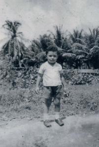 José Balbino aos 4 anos de idade, em frente à Granja Nossa Senhora da Conceição, na Rua Marquês de Abrantes, bairro de Bebedouro.