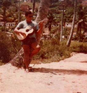 José Balbino, aos 15 anos, aprendendo a tocar violão na chácara da família, na rua Marquês de Abrantes, bairro de Bebedouro.