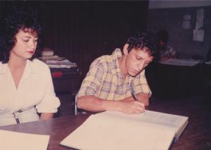 Elizabete e Fausto, pais de Elisa, casando-se no cartório em Belém