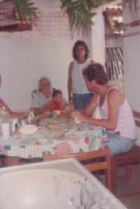 Família de Elisa. Avó materna Cícera com Elisa nos braços (Elisa com 8 meses), Eliude (em pé) e Ciro.