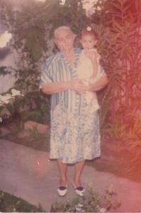 Elisa, com 6 meses, ao lado da avó Cícera em sua casa.