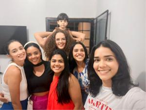 Na foto está Elisa, Serfisia, Myrla, João, Kelly, Karol e Jennifer.
Amigas da época da escola até hoje. Essa foto foi tirada na casa da Kelly, no Barro Duro.