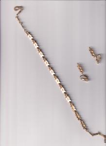 Conjunto de Colar e brincos dourados, folheado a ouro, da marca Pierre Cardin, herdado por Jeanne após o falecimento de sua tia Marilene de Barros Cunha, em 30 de abril de 2019.