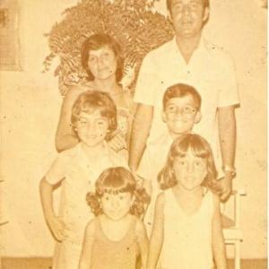 Rosa (mãe de Jeanne), Álvaro (pai de Jeanne), Jailson (irmão de Jeanne), James (irmão de Jeanne), Janine (irmã de Jeanne) e Jeanne. Família reunida na casa dos avós paternos de Jeanne, em uma tarde de domingo.