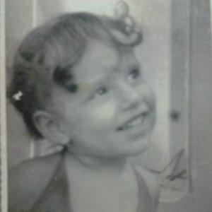 Foto tirada quando Jeanne tinha cerca de dois ou três anos. Ela estava na casa da sua tia Ivete, quem provavelmente tirou a foto, na rua Aguinelo Barbosa, no Prado, Maceió. Jeanne diz que ela aprontava muito quando criança.