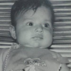 Jeanne com cerca de três meses na cadeira de balanço de fios de plástico. Ela está na casa de seus avós maternos, Antônio e Eulália, na rua Travessa dos Confidentes, número 104, Levada, Maceió.