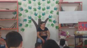 Francisca, dando seu depoimento para os alunos do 4º ano E da escola Sandra Regina Siviero.