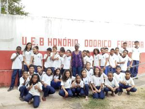 Alunos do 4º ano com a entrevistada
