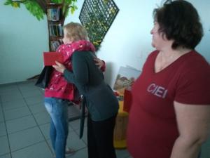 aluna entregando uma lembrancinha  no final de entrevista