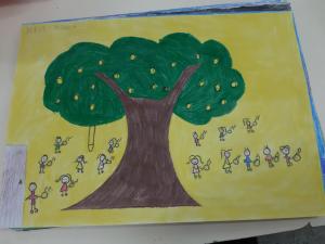 Crianças lanchando embaixo da árvore na escola