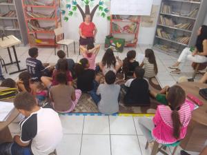 Bisavó Lindalva responde perguntas realizadas pelos alunos durante entrevista.