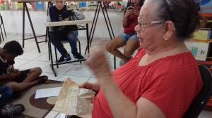 Momento em que bisavó Lindalva lê o bilhete  escrito por bisavô Nelson, guardado há mais de 50 anos.