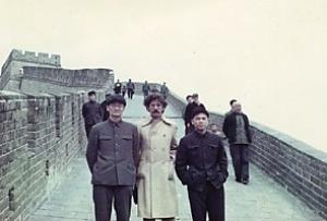 personagem: Oscar Araripe ladeado por dois chineses da Guarda Vermelha de Mao Tsé Tung<br>historia: Flagrante tirado quando da viagem do pintor à China, durante a Revolução Cultural e que lhe permitiu escrever