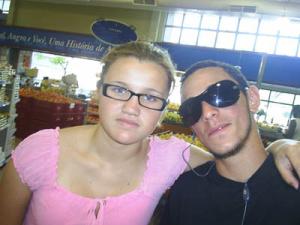 personagem: Rodrigo da Silva Santos e Milene Robeiro.<br>historia: Essa foto foi tirada por uma pessoa chamada Wellington. Nós estavamos na cidade de Angra dos Reis, em um supermercado, na data de 20/03/2006.
Essa data foi muito especial, nós tinhamos ido para uma festa, e justamente nesse dia eu conheci uma menina muito especial chamada Cinthia.<br>