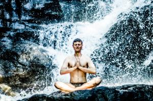 Jeferson Biela é brasileiro mas mora em Portugal. Gosta de abrir a mente, da calmaria, mas também da adrenalina. Desenha, escreve, constrói coisas e conserta outras. Medita, brinca, faz yoga, fala abobrinha, é vegetariano. Ama a natureza e os animais, mas está longe De ser um ativista chato. adora cães, mas aprendeu a gostar muito de gatos. Prefere mochilão à programação. “Siga o coração” e “experiência científica” São os seus termos preferidos. “não esquente a cabeça senão caspa vira pipoca” É a sua filosofia de vida!