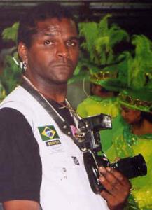 personagem: Escola de Samba<br />historia: Eu e Dimas Cunha Saldanha, um amigo, ótimo fotógrafo falecido em 2003, estávamos fotografando os desfiles da escolas de samba do primeiro grupo como freelancer e clicamos um ao outro. Gostei do resultado e como lembrança deste grande profissional uso ela como citação.<br />