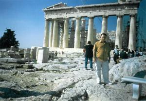 personagem: Raymundo Silveira<br>historia: Durante minha primeira visita à Grécia estive, durante uma manhã inteira,  na Acrópole, onde visitei o Parthenon, ruínas do Teatro Odeon e o Museu da Acrópole. Esta foto foi tirada por minha filha, Fillipa.<br>