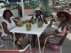 personagem: Minhas irmãs<br>historia: Depois da minha cura,meu primeiro passeio ao Rio de Janeiro na praia de copacabana, com as minhas irmãs que cuidaram de mim.<br>