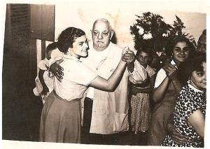 legenda: Egydio Fagnani e Sonia Thomé. Ao lado à direita dançam Attilio e Wilma.
Festa de família em casa  situada Rua 5, no 119, Vila Maria Zélia, Belenzinho
1949<br>personagem: Egydio Fagnani e Sonia Thomé - ao lado à direita dançam Attilio e Wilma<br>historia: Egydio Fagnani e Sonia Thomé. Ao lado à direita dançam Attilio e Wilma.
Festa de família em casa  situada Rua 5, no 119, Vila Maria Zélia, Belenzinho
1949<br>