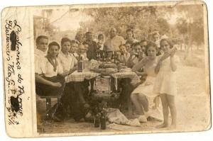 legenda: Foto de piquenique no Bairro da Vila Galvão em São Paulo. Egydio Fagnani (fundo ao centro) , netos, bisnetos, filhas e genros. Wilma Thomé a 1ª à direita (10 anos de idade).
1941<br>personagem: Foto de piquenique no Bairro da Vila Galvão em São Paulo. Egydio Fagnani (fundo ao centro) , netos, bisnetos, filhas e genros. Wilma Thomé a 1ª à direita (10 anos de idade).
1941<br>historia: Foto de piquenique no Bairro da Vila Galvão em São Paulo. Egydio Fagnani (fundo ao centro) , netos, bisnetos, filhas e genros. Wilma Thomé a 1ª à direita (10 anos de idade).
1941<br>