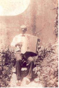 legenda: Emilio Vedolin e seu acordeom, no jardim da casa da família, situada Rua 4, no. 81 – Vila Maria Zélia – Belenzinho – São Paulo
(entre 1948 e 1950)<br>personagem: Emilio Vedolin<br>historia: Emilio Vedolin e seu acordeom, no jardim da casa da família, situada Rua 4, no. 81 – Vila Maria Zélia – Belenzinho – São Paulo
(entre 1948 e 1950)<br>