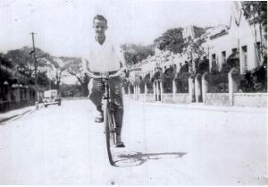 legenda: Attilio Vedolin (16/02/1929 – 16/04/2006) na Vila Maria Zélia em 1946. Ele viveu acreditando ser a Vila Maria Zélia o lugar mais lindo do mundo. Suas cinzas foram espalhadas pelos jardins da Vila.<br>personagem: Attilio Vedolin<br>historia: Attilio Vedolin (16/02/1929 – 16/04/2006) nasceu, cresceu e seguiu acreditando ser a Vila Maria Zélia o lugar mais lindo do mundo. Suas cinzas foram espalhadas pelos Jardins da Vila ,o que o tornou portanto seu eterno morador. Attilio Vedolin na Vila Maria Zélia 1946<br>