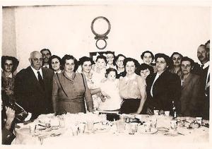 legenda: Foto aniversário de uma das netas Egydio Fagnani (2º a esquerda) em casa da Rua Santo Antonio, Bela Vista, São Paulo 
(Agosto 1952)<br>personagem: Foto aniversário de uma das netas Egydio Fagnani (2º a esquerda) em casa da Rua Santo Antonio, Bela Vista, São Paulo 
(Agosto 1952)<br>historia: Foto aniversário de uma das netas Egydio Fagnani (2º a esquerda) em casa da Rua Santo Antonio, Bela Vista, São Paulo 
(Agosto 1952)<br>