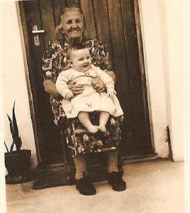 legenda: Corina Sacchi Vedolin e neta, filha de Attilio e Wilma Vedolin, em frente de casa  situada Rua Solimões, 456, Barra Funda , São Paulo
(Novembro 1954)<br>personagem: Corina Sacchi Vedolin e neta, filha de Attilio e Wilma Vedolin<br>historia: Corina Sacchi Vedolin e neta, filha de Attilio e Wilma Vedolin, em frente de casa  situada Rua Solimões, 456, Barra Funda , São Paulo
(Novembro 1954)<br>