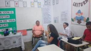 Nestor conversando com os alunos no momento da entrevista