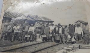 Colegas de trabalho na construção das estradas ferroviarias