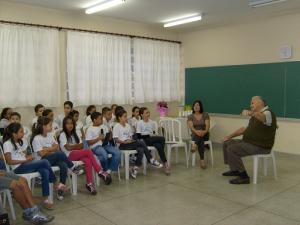 personagem: Alunos e Depoente<br>historia: Alunos fazendo perguntas sobre sua infância.<br>