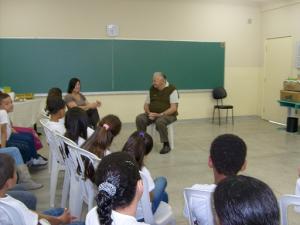 personagem: Depoente e alunos<br>historia: Depoente conta suas artes quando criança e faz as crianças rirem.<br>