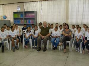 personagem: Depoente, alunos e professora<br>historia: A lembrança de um dia especial para o Sr. Hélio.<br>