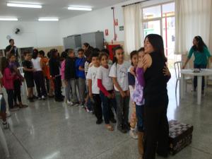 personagem: Alunos e depoente.<br>historia: Agradecimento dos alunos para a depoente.<br>