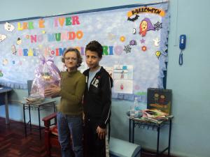 personagem: ALUNO DOULAS E DONA MARLENE<br>historia: MOMENTO DA ENTREGA DA LEMBRANCINHA<br>