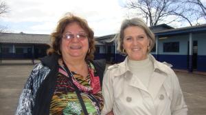 personagem: Teresinha Maria Bonacina e Alvaci Margaret Tolotti Silveira<br>historia: As amigas e participantes do projeto Memória Local saudando a escola pela qual dedicaram seu trabalho e carinho.<br>