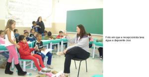 personagem: EM  PÉ PROFª ERICA; DEPOENTE JOSIANE RECEBENDO ÁGUA DA ALUNA THALIA; ENTREVISTADA PELOS ALUNOS MATEUS E THAISA E DEMAIS ALUNOS DOS 4ºs ANOS A e B.<br>historia: DEPOENTE JOSIANE RELATANDO O MOMENTO QUE A FILHA DA A NOTÍCIA DE SUA GRAVIDEZ , O QUE A DEIXOU EXTREMAMENTE TRISTE POIS A FILHA AINDA ERA UMA MENINA.<br>