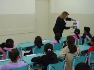 personagem: A depoente e alguns alunos do 4o ano B<br>historia: Momento da entrevista no qual a D. Mariza exibe fotos em branco e preto da Escola do Casarão cedida pela Fazenda Engenho Dágua, em 1981. Nesta época a escola funcionava com 3 salas de aula e 90 alunos.<br>