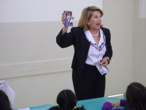 personagem: Mariza Baroni Bernardinetti<br>historia: Mariza demonstrando foto do filho Maurício, que na época era Presidente da Câmara Municipal de Indaiatuba.<br>