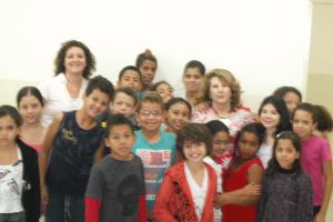 personagem: A depoente Mariza, a professora Silvia e alunos do 4o. ano B.<br>historia: Despedida após segunda entrevista com Mariza.<br>