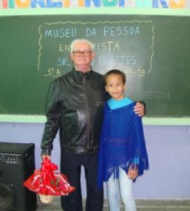 personagem: João Prestes e Theodora<br>historia: Homenagem feita após a entrevista, no coquetel que teve com o depoente e os alunos.<br>