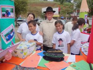 personagem: João Prestes, Dalziza e alunos da 4ª série A de 2010.<br>historia: Senhor João Prestes visitando a banca com os trabalhos sobre sua história, confeccionados pelos alunos da 4ª série A de 2010.<br>