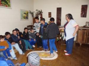 personagem: Alunos do 4ºano e a entrevistada<br>historia: Nós alunos do quarto ano da escola municipal ALA fomos à casa da entrevistada Úrsula para entregarmos o convite para ser nossa entrevistada.<br>