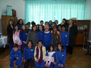 personagem: Dona Úrsula; professores e alunos.<br>historia: Encerramento da entrevista com uma foto reunindo todos que participaram desse momento importante na vida da depoente.<br>